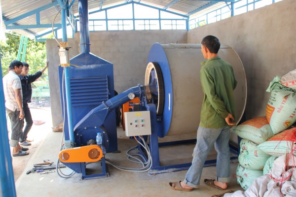 Bên chiếc máy sấy tiêu do công ty Cơ khí Viết Hiền vừa lắp đặt