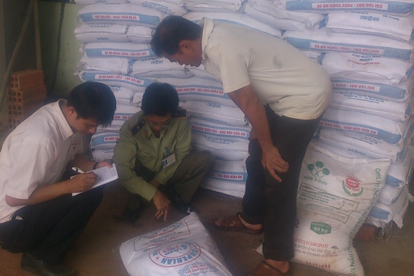 Lực lượng chức năng kiểm tra một cơ sở kinh doanh phân bón. 